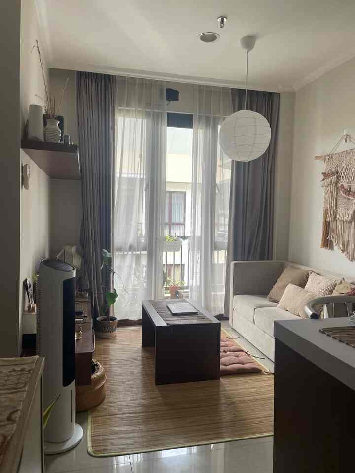 1. Karpet bambu merupakan material ramah kantong dan easy to use, jika ada makanan jatoh tidak akan meninggalkan noda, bau dll. 
Membuat ruangan terkesan asri dan homey.
2. Air Cooler, selain harganya lbh murah dari AC, bentuknya yg ramping membuat air cooler nampak lbh stylish diruangan. Ruangan menjadi tetap sejuk walau karena tidak pakai AC, secara pemakaian listrik lebih irit dan membuat ruangan tidak panas.


#karpetbamboo #lampion #aircooler #Warnacatrumah #boho #aircooler #bantalruangtamu #sofa #materialrenovasi #MaterialMurah #Renovasiaffordable 