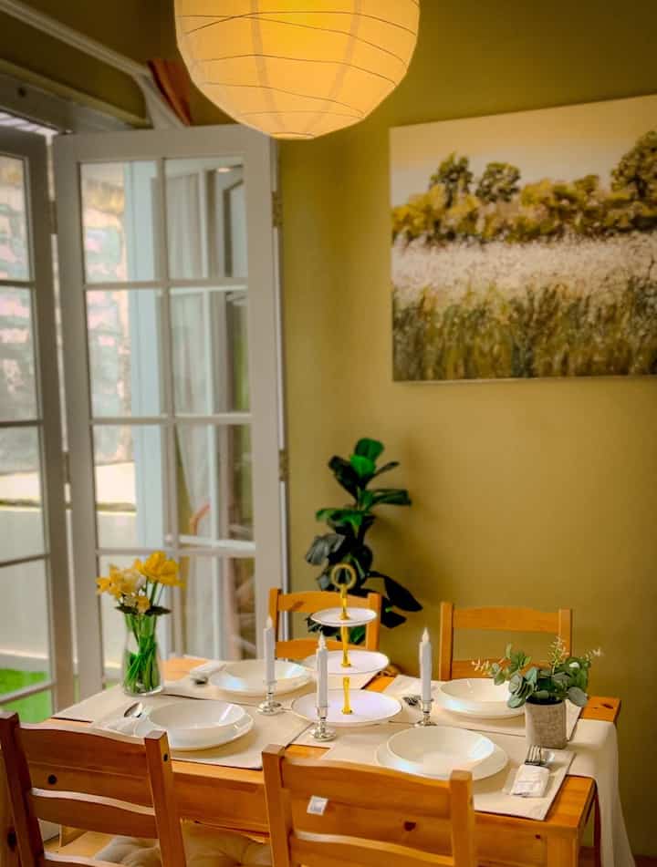 Spill item ramah dikantong di area kitchen & dining.. kayanya hampir semua sih ya masih budget friendly. 
Dan mostly semua nya dari brand IKEA, dan so far semua item ini ga cuma bersahabat harganya tapi juga kokoh dan awet sampai sekarang.

#mejamakanikea #kitchensetikea  #piringikea #itemdekorasidapur #kabinetikea #mejamakankayusolid #materialrenovasi #materialmurah #materialaffordable