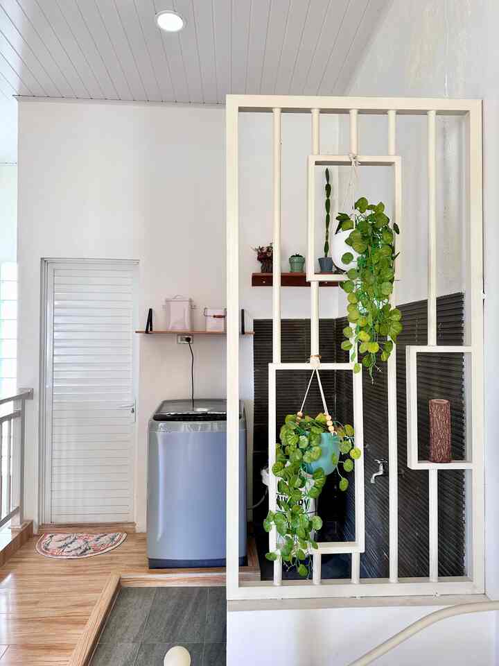 Partisi ruangan laundry/area wudhu dengan ruang serbaguna memakai bahan dari pipa hollow yang dicat putih menggunakan cat duco untuk menhemat budget tapi tetap tidak mengganggu estetika ruangan

#partisilowbudget #partisibesi #materialrenovasi #materialmurah #renovasiaffordable #laundryroom #bandaceh