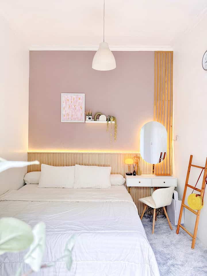🔆 Kamar Hotel On Budget 🔆

Karena aku suka banget beraktifitas di kamar, jadi sebisa mungkin kamar ini aku desain senyaman mungkin.
Nah, aku tuh bercita-cita banget punya kamar ala-ala hotel aesthetic, tapi sayang budgetnya terbatas 🤣
Jadi….aku memutar otak untuk tetap mempercantik kamar ini ala-ala hotel tapi dengan low budget, gini caranya:
1. Cat tembok berwarna dusty pink yang harganya lebih mahal, hanya aku aplikasiin di satu sisi tembok saja.
2. Headboard aku menggunakan wall panel yang harganya hanya 29 ribuan permeter, dan bagian yang tinggi itu aku memakai reng kayu jati belanda yang pastinya murah meriah.
3. Lampu LED strip yang di atas headboard itu harganya cuma 5 ribuan permeternya, tapi bener-bener bikin kamar terasa di hotel.
4. Bed cover set aku cari yang harganya paling affordable, untuk ukuran 180x200cm ini aku menemukan harga 500ribuan dengan warna dan motif salur yang biasa digunakan di hotel, selimutnya juga sangat tebal.
5. Kasur dan dipan aku masih menggunakan yang lama, umurnya hampir 10 tahun, seusia pernikahanku.
Ya lumayan lah ya, impianku punya kamar yang cantik tapi aman di kantong ternyata bisa terwujud juga ✨

#CatTembok
#WallPanel
#WallDecor
#Headboard
#BedCover
#Dipan
#Kasur
#Selimut
#Nakas
#MejaRias
#KursiAesthetic
#Ambalan
#DekorasiKamar
#MaterialRenovasi
#MaterialMurah
#RenovasiAffordable
