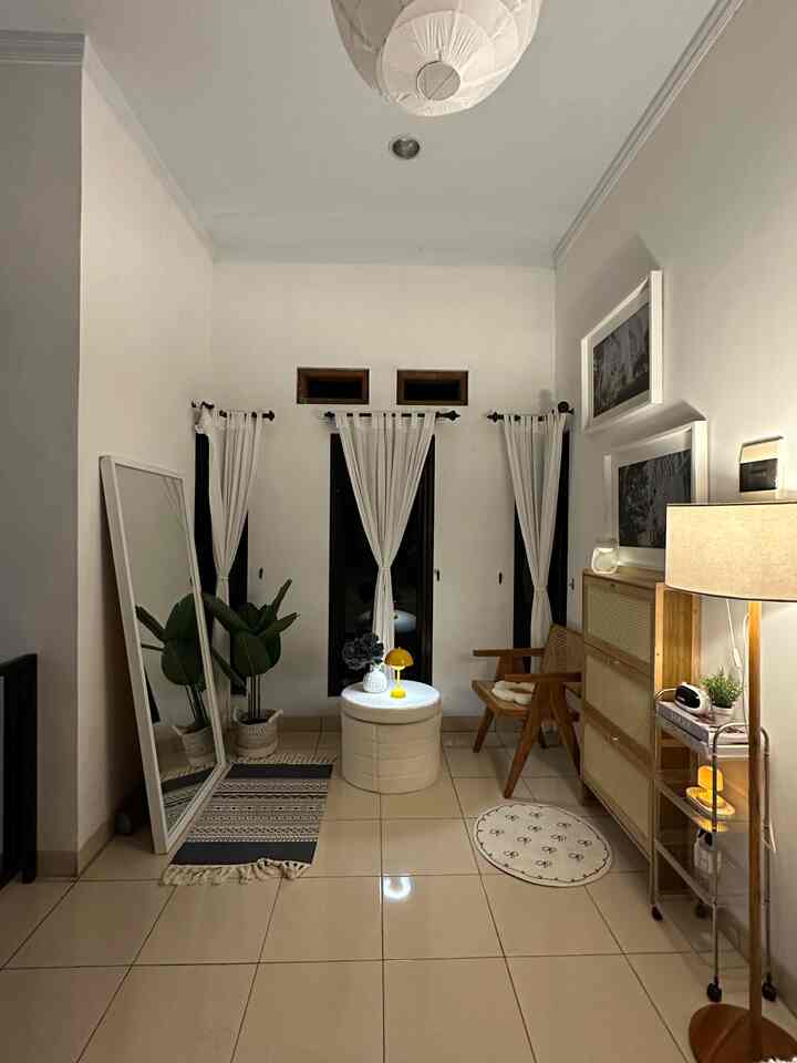 Material ramah dikantong di sudut ini adalah menggunakan daun jendela alumunium, selain murah (dibanding kayu) juga tahan lama karena tidak merubah warna jika terkena paparan sinar matahari 😍 

#jendelaalumunium
#gordenlinen
#raksepatu
#lampugantung
#standingfloorlamp
#materialrenovasi
#materialmurah
#renovasiaffordable 