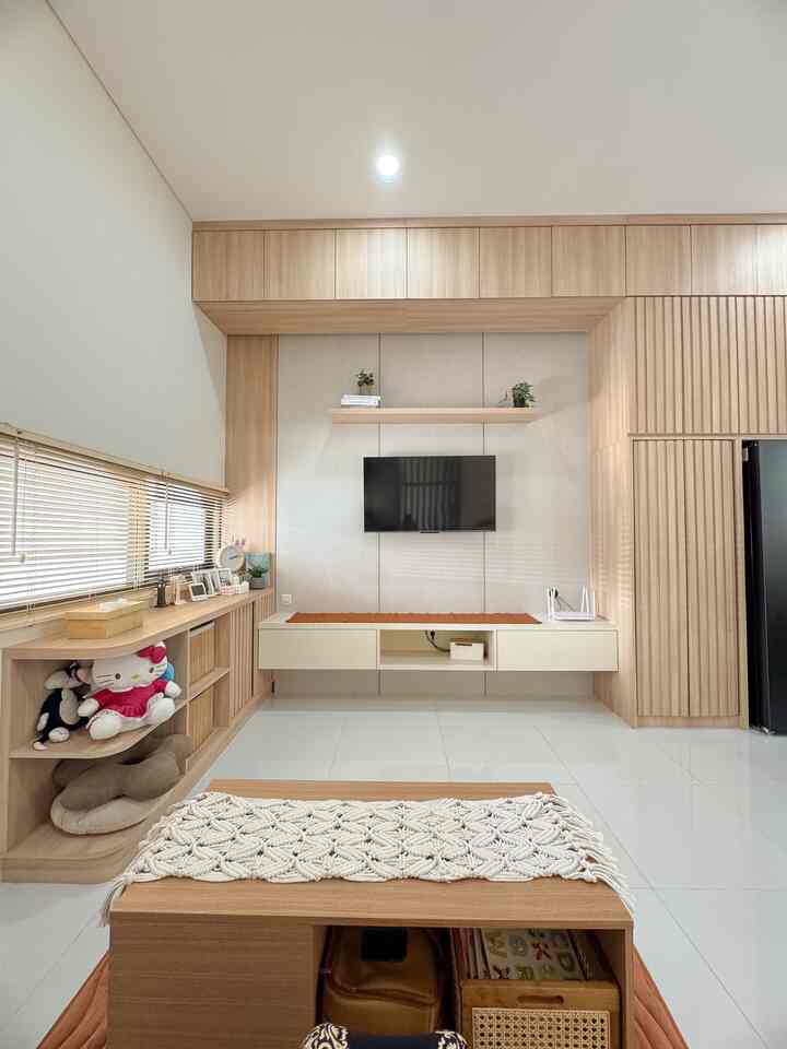 Furniture di rumahku ini hampir semuanya memakai bahan multiplek ketebalan 18mm, dan dilapisi HPL TACO. Ada 3 kode yang aku pakai, TH 5007 NT Court Ash (yang warna coklat muda), TH 009 D Moccasin Ivory Matte (yang warna putih), dan TH 7003 DP Crema Marfil ( yang abu sebagai backdrop tv). Kenapa 3 warna ini? Karena untuk memberika kesan cerah, hangat, dan luas.. karena terbukti ruangan kecil ini jadi keliatan besar dan terang banget padahal jendelanya kecil 😆😆Btw, Untuk lantai dan plafon masih bawaan developer ya.. nanti kalau udah ada rejekinya mau ganti plavon pvc dan lantai spc kayu 😍😍

#WarnaCatRumah #WallpaperDinding
#WallpaperEstetik  #Cat #LantaiVinyl
#WallPanel
#MaterialRenovasi #MaterialMurah
#RenovasiAffordable #Multiplek #KodeHPL #HPLEstetik 
