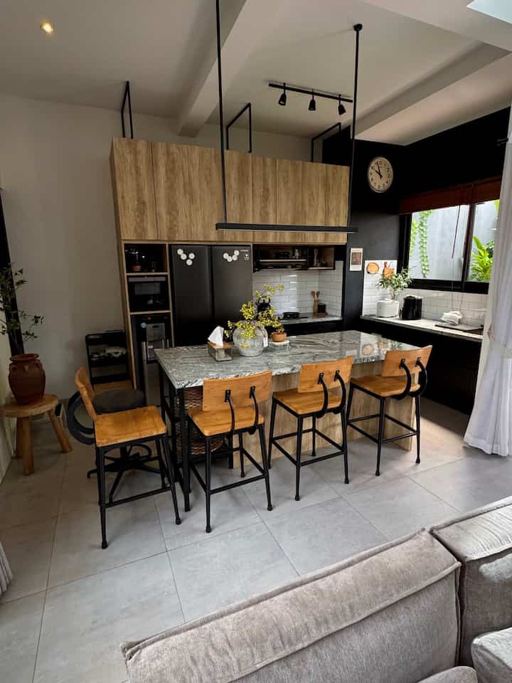 Kitchen & Dining dirumah memang di desain bersatu 
Karena keterbatasan lahan, kami tidak membuat meja makan tapi diganti oleh island table yang menjadikan dapur dan island table menyatu 

Di island table ini selain untuk preparation, fungsinya untuk makan bersama juga 

#bumitimi #islandtable #kitchen #diningkitchen #dapuropenspace #rumahopenspace #rumahtanpasekat #lantaiabu #dapurindustrial #dapurcompact #compactkitchen #inspirasidapurmungil #kitchenset