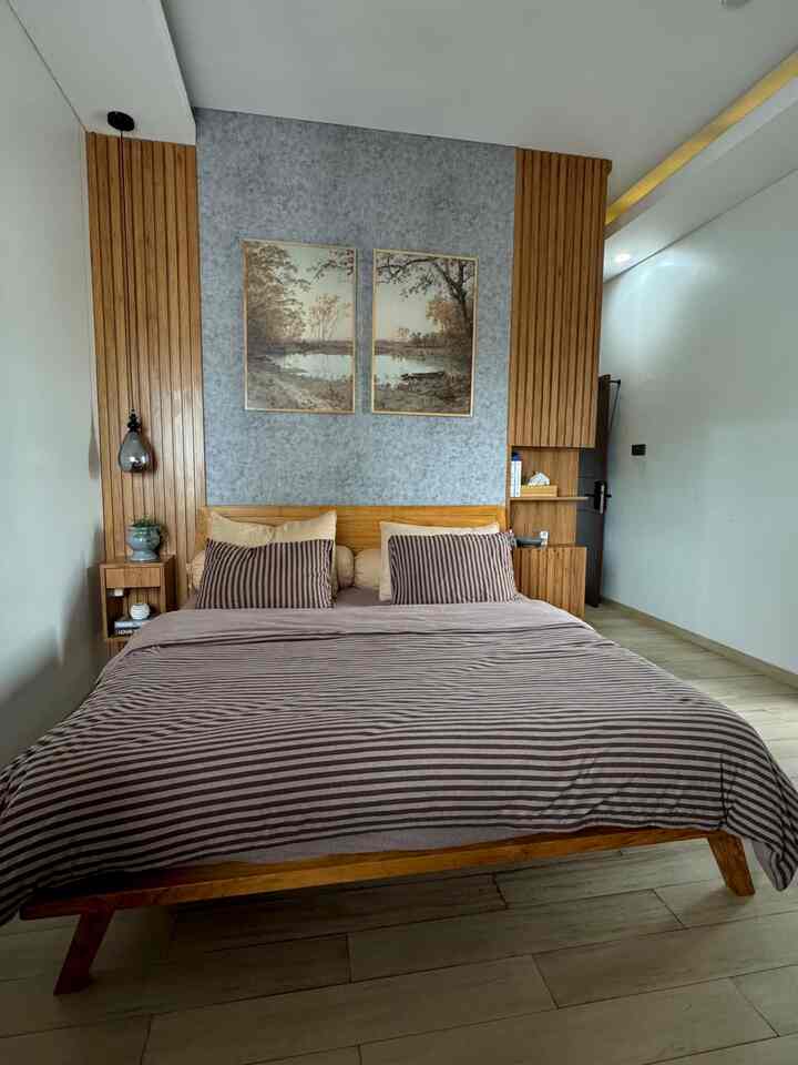 Kamar tidur utama yang didesain tanpa kamar mandi

Ruangan ini hanya untuk tidur dan istirahat saja, didesain se simple mungkin, lemari baju tidak terlihat dengan lantai granite motif kayu 

#bumitimi #kamartidur #bedroom #bedroomstyling #inspirasikamar #kamartidurnyaman #kasurlatex #desainbedroom 