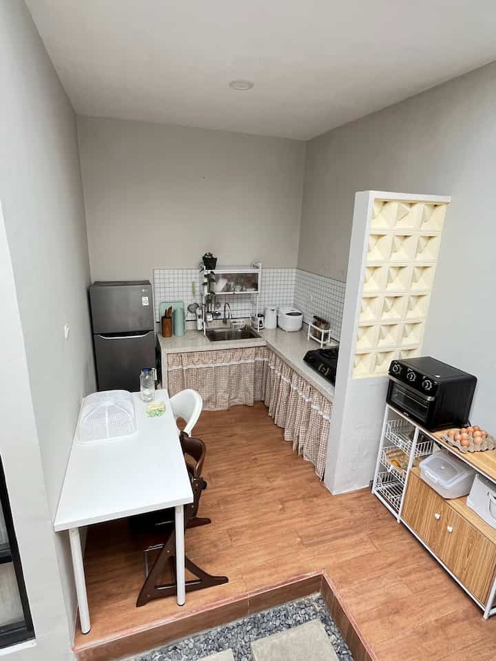 Ruang makan dan dapur menyatu, kami menggunakan konsep letter L agar area mencuci dan memasak luas dan meletakkan meja makan di sebrangnya ❤️

#mejanakan #kursimakananaj #granitlantai #backsplash #toptable #kulkas #kompor #rakpiring #sink #oven #rakserbaguna
#InspirasiDapurMungil
#DapurCompact
#CompactKitchen