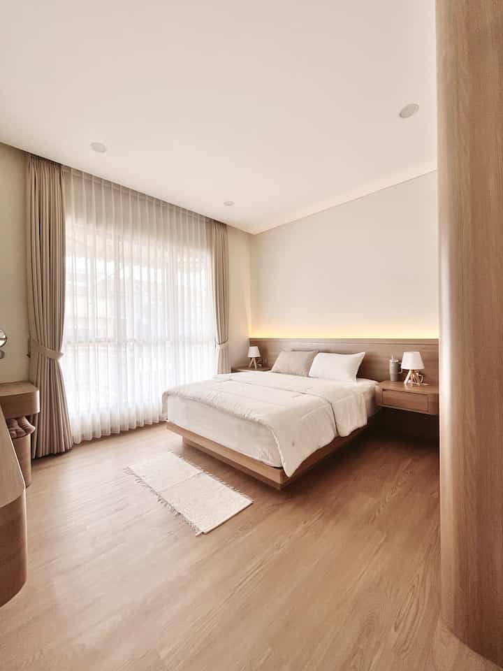 - Inspirasi Kamar Japandi 4x4 meter -

Kamar utama yang tidak begitu banyak ornamen dekorasi mengusung konsep wabi sabi. Hampir seluruh furniture built-in kami custom sesuai dengan kebutuhan, kecuali dipan kasur knock down yang kami beli melalui e-commerce.

Kamar yang terang dan hangat adalah impian kami. Dahulu, jendela kamar ini sangat kecil sehingga ketika renovasi, kami menggantinya dengan jendela yang lebih lebar agar sirkulasi udara dan cahaya maksimal.

#KamarJapandi
#CatDinding
#HPLFurniture
#LantaiVinyl
#BedroomStyling
#InspirasiKamar
#KamarTidurNyaman