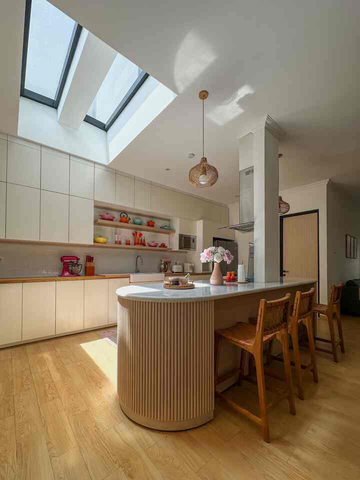 Kitchen and dining open space. Dari dapur, ruang makan dan ruang keluarga semua terkoneksi tanpa sekat.
Untuk area kitchen & diningku yang ini special terutama di akhir pekan. Karena biasanya di akhir pekan anak laki-lakiku yang tertua bertugas memasak sarapan, dan kami duduk di kitchen island sembari mengobrol santai. Hal yang sangat susah didapatkan di hari sekolah karena sudah sibuk dengan kegiatan masing-masing. Kebetulan kami sekeluarga senang menghabiskan waktu di dapur, entah itu memasak, membuat kue, membuat es krim ataupun sekedar ngopi-ngopi dan mengobrol santai. 

#rumahtanpasekat
#dapuropenspace
#rumahopenspace
#kitchenisland
#kitchensetminimalis