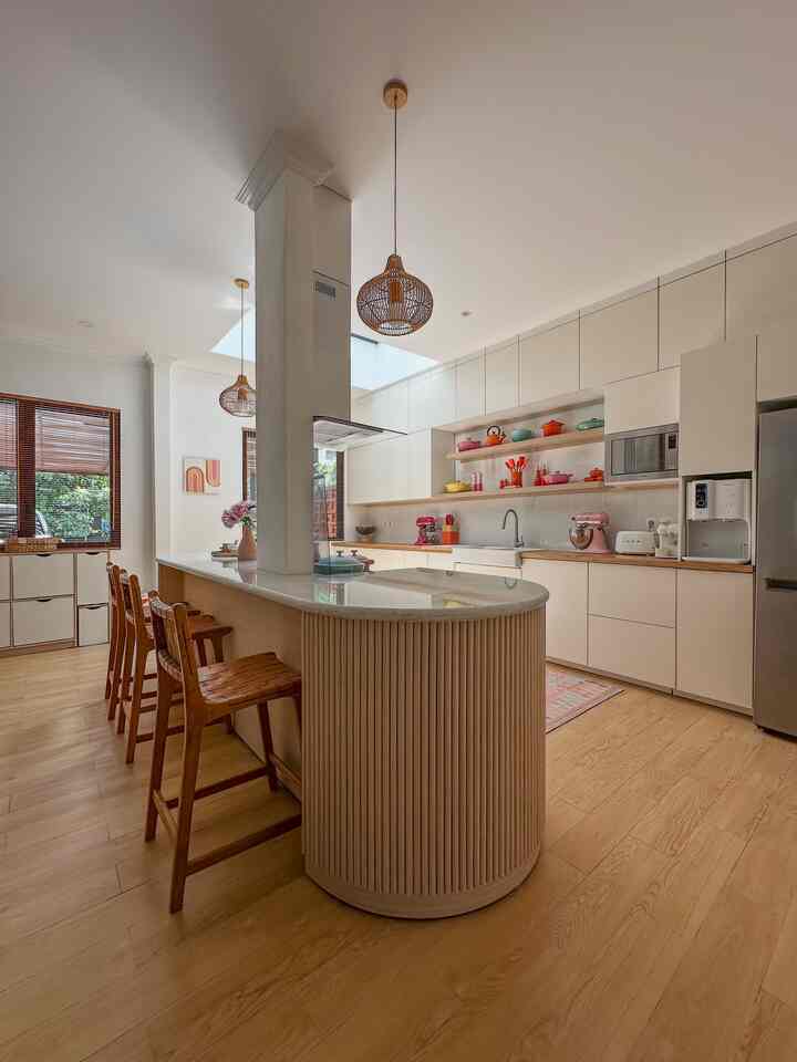 Bright kitchen space sized around 6 tatami mats featuring white and wood tones, equipped with a kitchen island and dining chairs in a cozy atmosphere