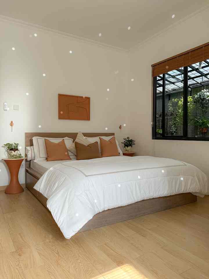 Kebersihan dan kerapihan kamar adalah kunci kenyamanan sebuah kamar buatku. Karena aku sekeluarga sangat alergi debu, jadi aku memilih tidak memajang banyak benda dekorasi di kamar. Selain itu bedding set semua kamar selalu diganti satu kali seminggu, disini setiap Kamis jadual mengganti seprei dkk. Kalau kamar bersih dan  terlihat rapih bisa membuat kita lebih produktif terutama mengonten hahaha dan istirahat juga lebih berkualitas berdasarkan pengalamanku.

#inspirasikamar
#bedroomstyling
#kamartidurnyaman
#divanIKEA
#ikea
#earthtone