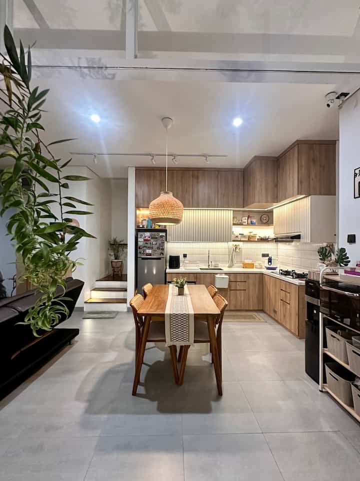 Dulu sempat ragu bikin dapur dan ruang makan tanpa sekat. Takut berantakan, takut bau makanan menyebar, takut kurang nyaman. Tapi setelah dijalani, justru malah jadi bagian favorit di rumah.

Dapur dan ruang makan ini bukan cuma tempat masak dan makan, tapi juga jadi pusat rumah. Begitu masuk, langsung terlihat kitchen set yang sekaligus jadi dekorasi utama. Nggak perlu banyak hiasan, karena dapur ini sendiri sudah cukup mempercantik ruangan.

Setiap hari, di sinilah tempat paling sering berkumpul. Entah buat sarapan cepat, duduk santai sambil ngopi, atau sekadar ngobrol ringan sebelum mulai aktivitas. Jadi, siapa bilang dapur cuma buat masak?

#DapurOpenSpace #RumahOpenSpace #RumahTanpaSekat #KitchenSetMinimalis #DapuLega #DesainInterior #InteriorRumah #DapurEstetik #HomeDecor #RumahNyaman #KitchenSetPVCBoard #KitchenSetPlywood #TableRunner #LampuGantungRotan #MejaMakanKayu 