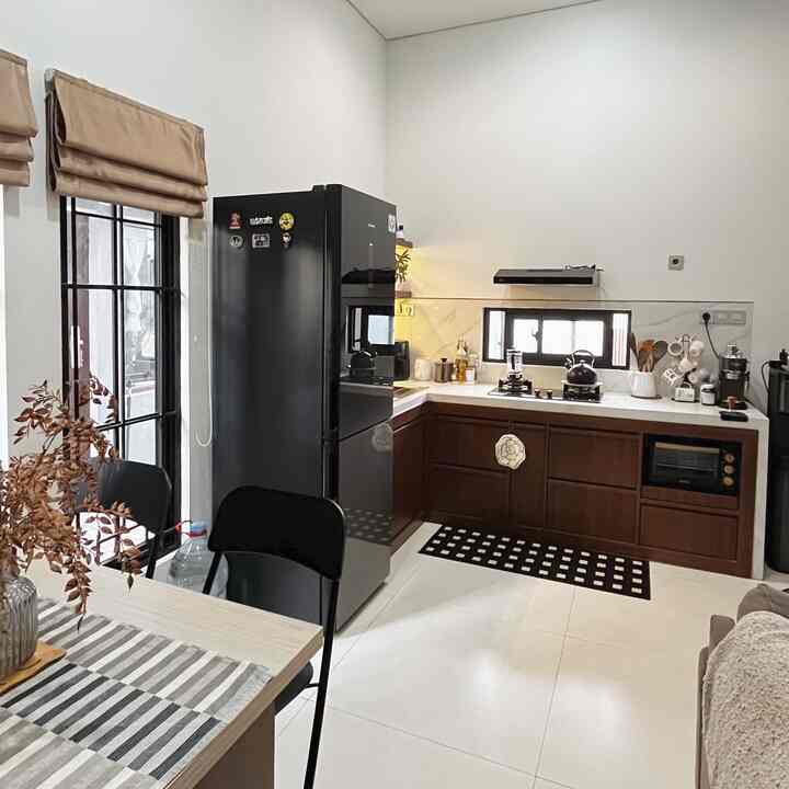 #KitchenDining NRHome yang menyatu, memiliki dapur berbentuk L dengan sirkulasi udara yang cukup baik. 

Kitchen ini terlihat luas karena kami menggunakan konsep #OpenSpace sehingga tidak adanya dinding sekat atau pembatas.

#KitchenDining di NRHome memiliki warna kabinet yang gelap mengikuti konsep warna rumah ini, namun kami juga memilih cat dinding berwarna terang sehingga Dining & Kitchen ini terang & menjadi sangat luas. 

#KitchenSet
#KitchenSetMinimalis #PlavonPVC 
#WarnaCatRumah #WallpaperDinding 
#WallpaperEstetik #Cat #DapurOpenSpace #RumahOpenSpace #RumahTanpaSekat