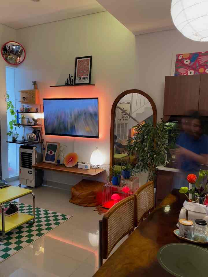 Ruang Terbuka Kitchen & Dinning 📺🛋️👩‍🍳
.
Beginilah vibes punya dapur & ruang makan yg openspace di tiny house kami, first21.haus;
✨Menyatu dgn ruang keluarga. lebih nyaman karena bisa masak sambil ngobrol dgn suami, bisa sekaligus bikin kopi dan makan sambil nonton Tv. Jadi multifungsi kan ruangan ini! 😂
✨Meja makan yg fungsional, muat 4-5 orang. Karena rumah kecil, jadi tamu baik keluarga / teman dekat ga harus duduk di ruangtamu aja, bisa duduk ngobrol di meja makan menikmati taman outdoor & hidangannya 😉
✨Rumah kecil bisa terasa lega & tetap bisa estetik. Karena tanpa sekat, jd lebih leluasa styling rumah supaya tetap kece. Dekor dgn barang-barang dekorasi yg estetik, fungsional dan furnitur favorit yg mostly disini custom menyesuaikan ruang.
.
Jadi gmn, fungsional, estetika dan kenyamanan dapat semua kan teman-teman? 😇
#DapurOpenSpace #RumahOpenSpace #RumahTanpaSekat #PlaceMat #AlasMejaMakan #LampuMeja #KursiMakanKayu #HplKitchen 
