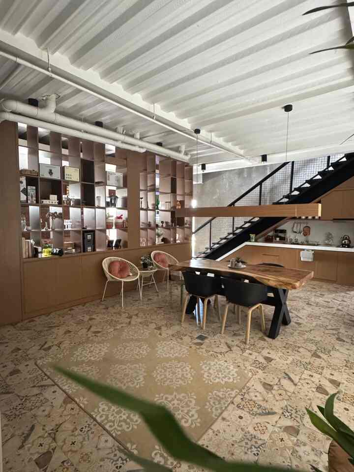 Ruang favorit di rumah kami...sengaja dibuat open space disini biar kita bisa ngumpul bersama anggota keluarga, karena punya banyak toddler ini juga salah satu area mainnya klo mama papanya lagi makan hehehehe. 
Sambil menikmati hidangan makanan bisa quality time juga 🫶

#DapurOpenSpace
#RumahOpenSpace
#RumahTanpaSekat
#DiningRoom
#RumahOpenSpaceIndustrial
#InspirasiDiningRoom
#WarnaNatural
#RumahIndustrial