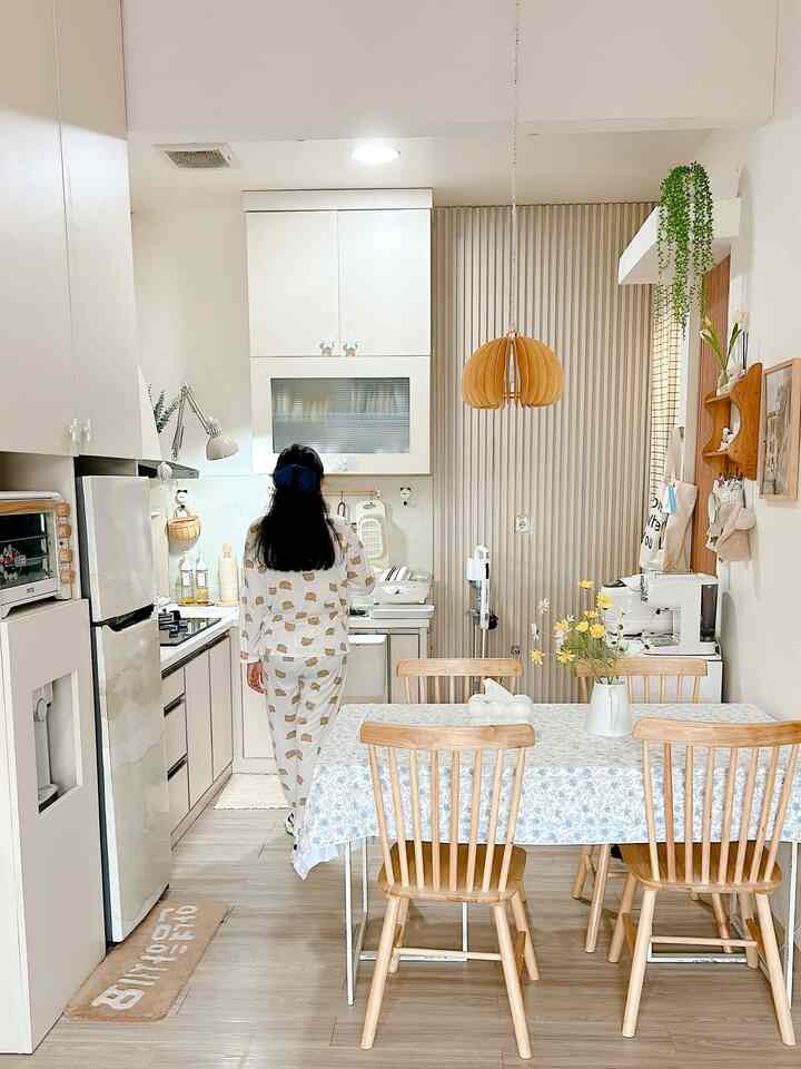 meja makan yang menyatu dengan dapur agar lebih praktis ketika mau mengambil sesuatu di dapur dan biar keliatan legah
 #kursikayu #lampugantung #hiasandinding #bunga #tempattissu
 #DapurOpenSpace
 #RumahOpenSpace
 #RumahTanpaSekat
