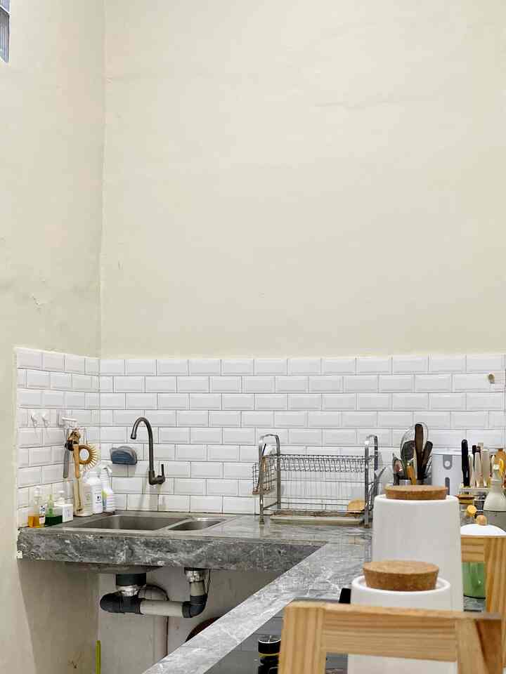 Build a My Dream Kitchen

Dapur L yang tidak terlalu luas ini menjadi satu-satunya dapur di rumah ini.
Penggunaan Kitchen Set masih dipertimbangkan karena ruangan ini cukup lembab dan sirkulasi udara yang kurang baik.

Kira-kira makeover Ruangannya dulu agar memiliki sirkulasi udara yang baik atau langsung pasang kitchen set nya aja ya?

#dreamkitchen #toptablegranit #backsplash #makeoverkitchen #catdinding #keramikdapur #dapurmodern #dapurtanpakabinet