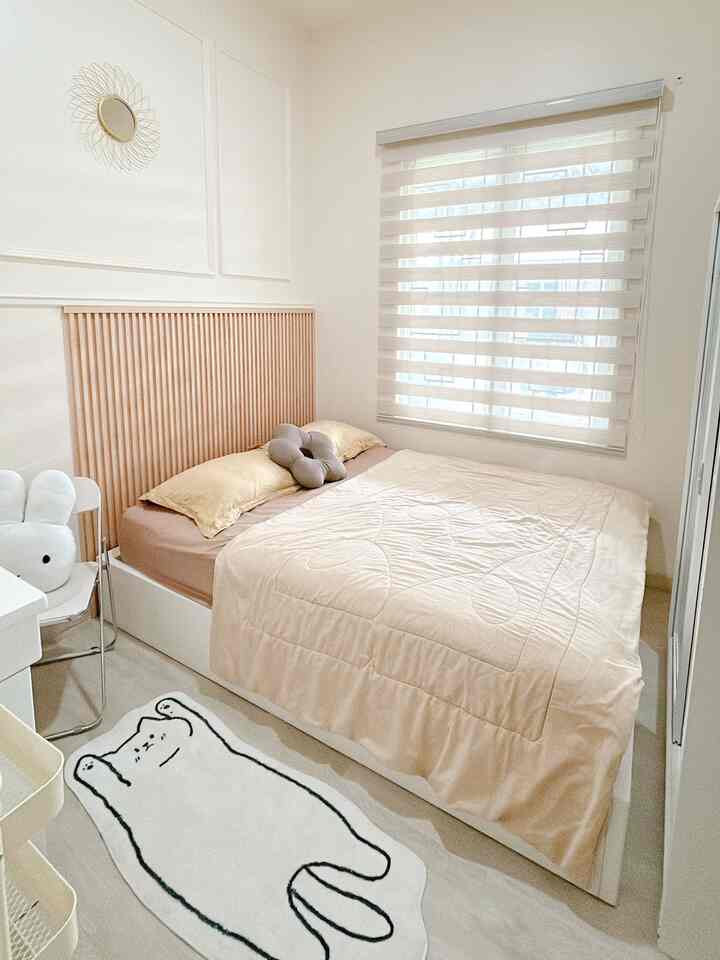 kamar tidur dengan ukuran 3x3 ini sangat minimalis terdapat lemari pakaian dan meja kursi tidak banyak warna yang aku pakai agar terlihat nyaman #blindfactory #karpetlucu #bantallucu #kursi #trolly #lampumeja
 #BedroomStyling #InspirasiKamar
#KamarTidurNyaman