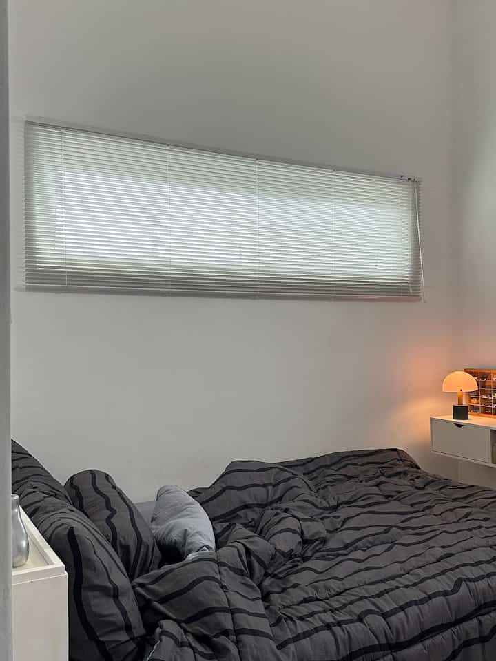 Kamar 3x3 bisa nyaman dan estetik ✨ bisa banget ! 🫶

Aku pasang cabin di depan divan supaya terasa lebih luas san tidak memakan tempat , selain itu aku pakai divan yang custom ada lacinya untuk menyimpan benda”. Pencahayaan lampu meja bikin kamar makin homey. Jadi kamar nampak minimalist sesuai keinginan 🤍

#BedroomStyling #InspirasiKamar #KamarTidurNyaman #CatDinding #DivanCuatom #CabinTV #lampumeja