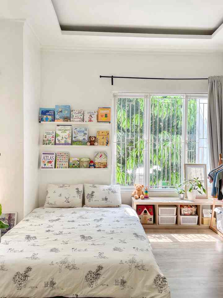 Earth Tone Girl Bedroom..

Kamar tidur anak perempuan ini terletak di lantai 2 karena kamar ini memiliki jendela terlebar agar banyak sinar matahari masuk sebagai natural desinfectant yang penting untuk menghambat pertumbuhan jamur dan kuman…biar ga PNEUMONIA kaaan…
Furniture dan material lain pun saya pilih dengan hati-hati:
Cat dinding ~ dari dulux easy clean. Pasti paham kalau anak tuh sering banget coretin tembok pake pensil. Pakai cat ini mudah sekali noda pensil dibersihkan.
Lantai PVC ~ sudah pernah saya bahas di postingan sebelum ini ya..
Seprei ~ dari katun jepang yang hypoallergenic ga bikin anak asma, lembut dan adem di kulit.
Gorden ~ tipe black out yang bisa menutup cahaya matahari 100% dan bisa dicuci di mesin cuci. Best banget deh..

#KamarAnakPerempuan #KamarTidurAnak #PlayroomAnak #CatRumahMinimalis #WarnaCatRumah #Cat #LantaiPVC #GordenBlackout #BedroomStyling #InspirasiKamar #KamarTidurNyaman 