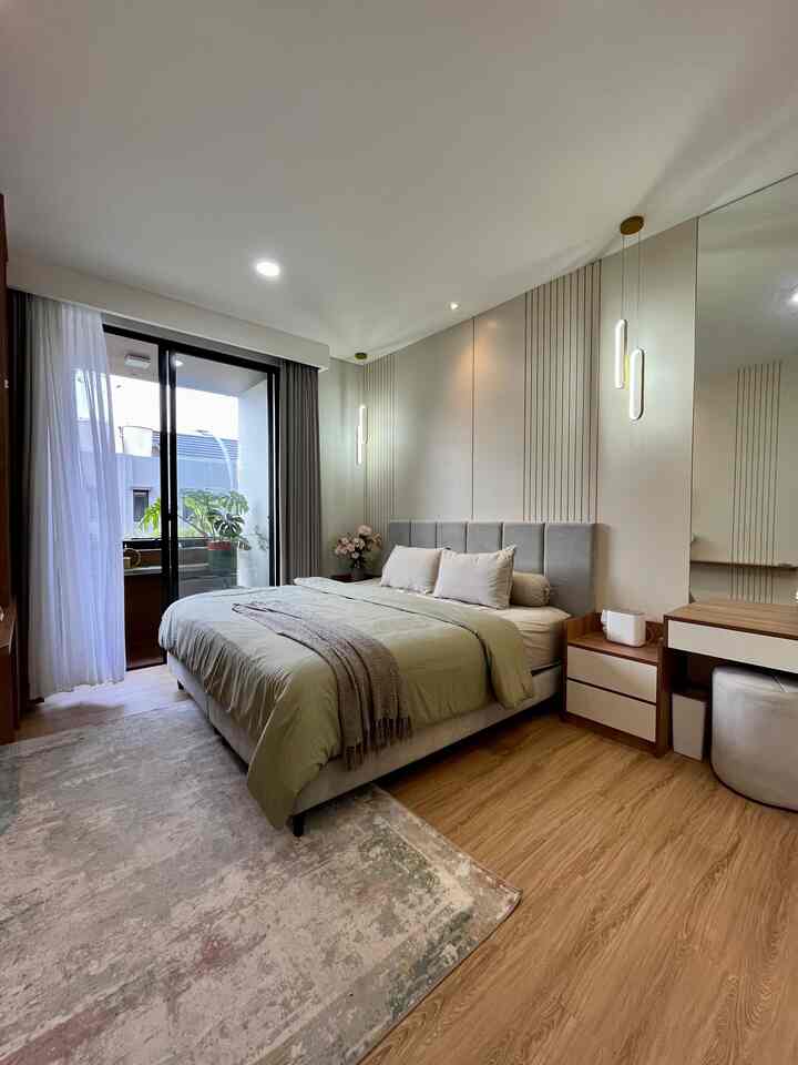 Gimana sih cara aku bikin suasana kamar lebih hangat? Pasang lantai vinyl dan karpet, ganti sprei dengan warna warna warm, lampu tidur, buka jendela dan membiarkan udara segar masuk. Paling nyaman di kamar nonton drama favorit.. #kasurpuncak #catrumahminimalis #dipan #warnacatrumah #cat #paneldinding #bedroomstyling #inspirasikamar #kamartidurnyaman