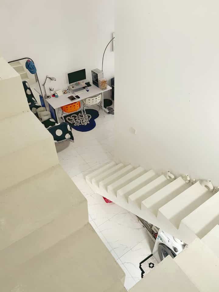 Open space versi AK HOUSE 😳
Gak perlu dinding pembatas, dapur, mesin cuci, kulkas , ruang kerja, ruang hiburan dan ruang keluarga menjadi satu, bisa tetap
fungsional + estetik. Sirkulasi udara sangat oke karena ada bukaan dari dapur dan jendela besar di ruang keluarga 🌻 rumah tanpa AC pun bisa merasakan angin sepoi” ✨


#DapurOpenSpace #RumahOpenSpace #RumahTanpaSekat #KitchenArea #CatRumah #CatEpoxy #LantaiRumah 