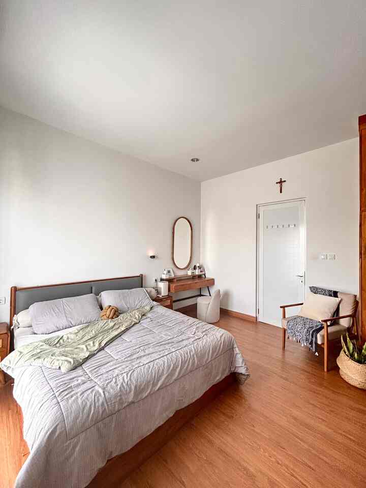 Kamar Utama ini berukuran 4x4,5 m dengan layout sederhana dengan kasur 180+nakas , meja rias, rak ambalan, dan reading corner.
Cukup sederhana tidak ingin terlalu banyak distraksi, hanya fungsional. 

Lantai dengan SPC agar lebih warm nuansa villa, perabotan hingga lemari menggunakan kayu solid jati,fabric/ kulit yang dipilih masih seputar warna abu dan krem. Sprei dan bedcover dari bahan katun yang halus.

Sebagian besar barang dibeli di ecommerce dan juga online dari Jepara. Item dekorasi seperti bantal dan tanaman hias, juga pigura art hasil DIY . Selain itu terdapat lampu gantung ambience untuk tidur dan lampu baca. Pagi dan siang seperti saat foto diambil mengandalkan cahaya alami dari jendela besar di kamar.

#KamarUtama #FurnitureKayu #DIYartwork #LampuGantung #LampuTidur #DipanKasur #NakasRotan #ReadingCorner #RumahTropis #BedroomStyling #InspirasiKamar #KamarTidurNyaman

