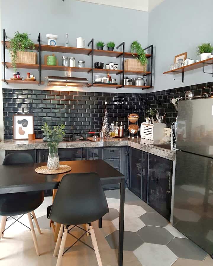 Enaknya dapur & ruang makan open space adalah jadi sat set sana sini nya, abis masak menyajikan makanan deket, klo mau dipanasin juga tinggal balik badan. jeleknya openspace gini klo pas goreng2 ada asepnya yaa mau ga mau yg lagi makan/duduk di meja makan brasa bau2nya 


#industrialkitchen #dapuropenspace #rumahopenspace #rumahtanpasekat #kabinetdapur #dapurterbuka 
