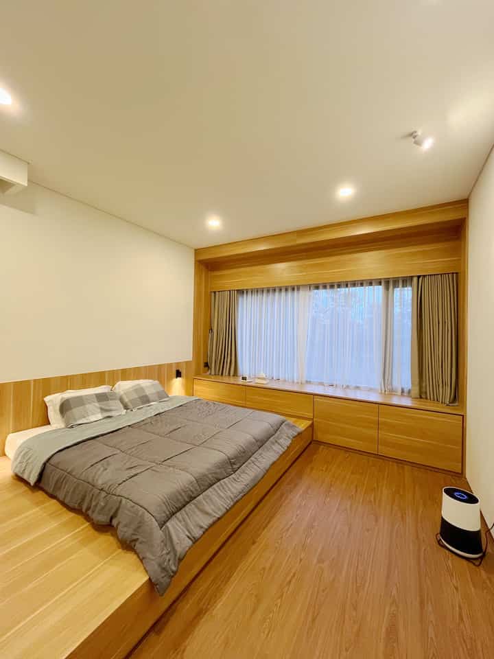 The nest in our home where we regain our energy for the day🫶🏼 kita buat bedroom kita senyaman mungkin without many decorations karena kita suka yang polos polos.

Terinspirasi dari tatami jepang, dengan credenza dibawah gorden yang menjadi highlight dan bisa dijadikan tempat santai duduk-duduk sekaligus laci untuk menyimpan seprei, bedcover yang besar. 

Kita memang ga pasang tv supaya kamar jadi tempat untuk full istirahat 🤍

#BedroomStyling #InspirasiKamar #KamarTidurNyaman #lampuspotlight #lightingkamar #kasurlatex #kasurbusa #credenza #interiorkamartidurutama #gorden #bedcover #bantal 