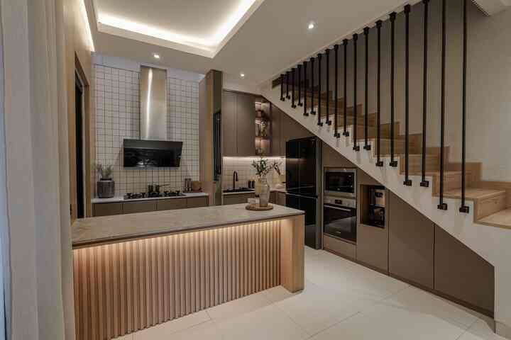 Dapur dan ruang makan jadi satu, konsep open space ini bikin space kecil terasa luas dan lega. Aku tambahin pencahayaan alami dari jendela di area dapur dan skylight, kita ga banyak pake ambalan biar ruangan lebih clean dan ga berantakan. Oh iya tambahan dekoriasi minimalis bikin ruangan jadi estetik dan fungsional. 

#DapurOpenSpace #RumahOpenSpace #RumahTanpaSekat #KitchenSet #Wallpanel #FinishingHpl 

