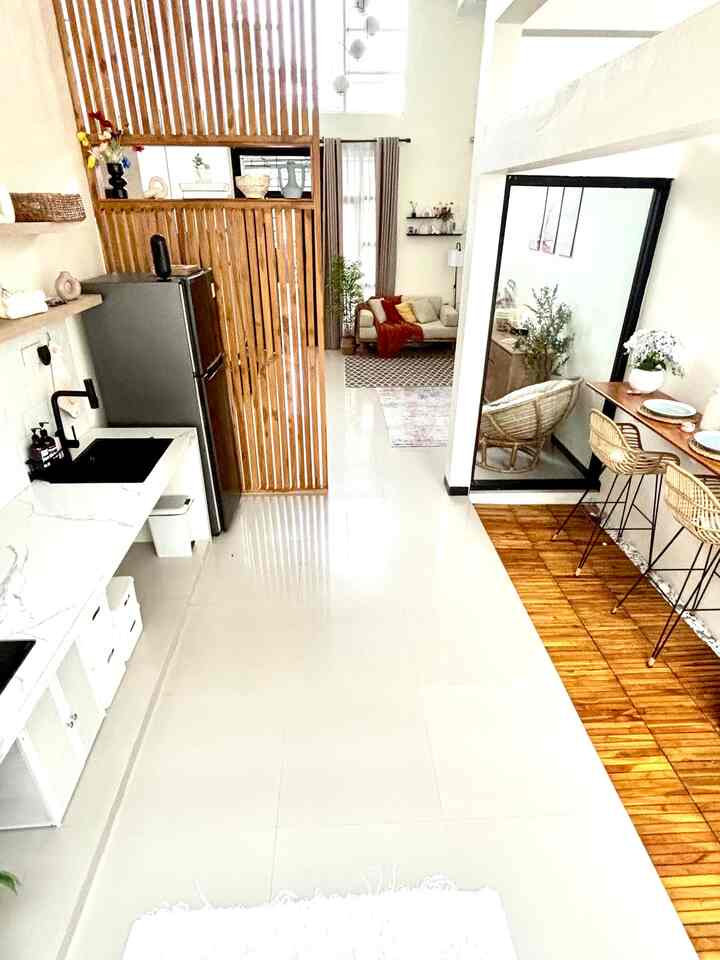 Kitchen & Dining Area di rumah kami yang sama-sama segaris dan hanya diberi batas oleh partisi kayu dan kaca❤️✨

Kebanyakan meja makan hanya kami pakai untuk sajian makanan, karena kami lebih menyukai makan bersama di living room sambil menonton tv😄

#KitchenSet #KitchenSetMinimalis #RuangMakanSegaris #InspirasiDapurMungil #DapurCompact #CompactKitchen