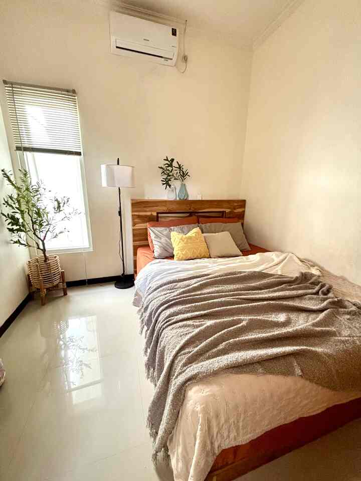 Kamar Tidur.
Belum banyak perintilan maupun barang didalamnya agar terkesan tidak sempit✨
Dipan dan lemari di kamar utama ini custom dan terbuat dari kayu jati❤️

kamar utama ini berukuran 3,5 x 3,3 

#Dipan #DipanJati #DipanCustom #BedroomStyling #InspirasiKamar #KamarTidurNyaman #LemariCustom #LemariJati