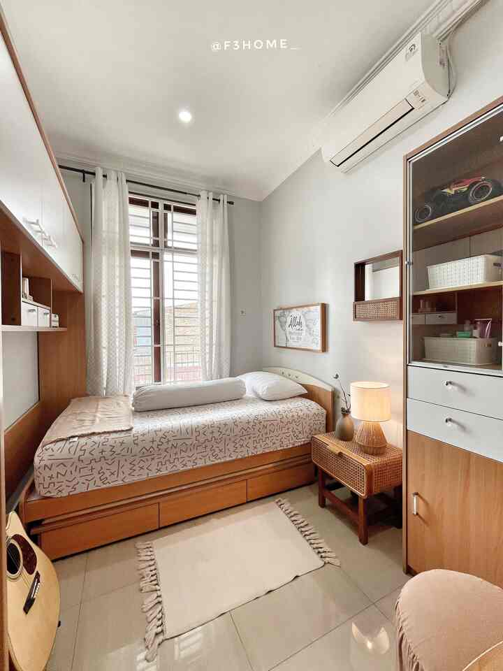Kamar tidur dengan ukuran 2.2 x 5m tapi tetap terlihat estetik dan nyaman.

Yuk intip cara aku menata ruang tidur anak lajang agar tetap nyaman dan fungsional, walaupun ada kamar mandi di dalam kamar



#kasurbusa #kasurlipat #plavonpvc #dipan #catrumahminimalis #wallpaperdinding #wallpaperestetik #walldecor #Cat #bedroomstyling #inspirasikamar #kamartidurnyaman #kamaranaklakilaki #kamaranakperempuan #kamartiduranak