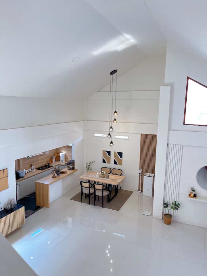 Sama sekali gak nyesel bikin konsep terbuka terutama untuk area dapur dan ruang makan. 
Suasana makin berasa lebih hangat karena interaksi bareng keluarga lebih terasa,
Aku memilih buat mnyamakan warna dan motif HPL di dua area ini. Biar lebih aesthetic dan lebih terkonsep. 

#DapurOpenSpace
#RumahOpenSpace
#RumahTanpaSekat
#DapurMinimalis 
#DapurTerbuka