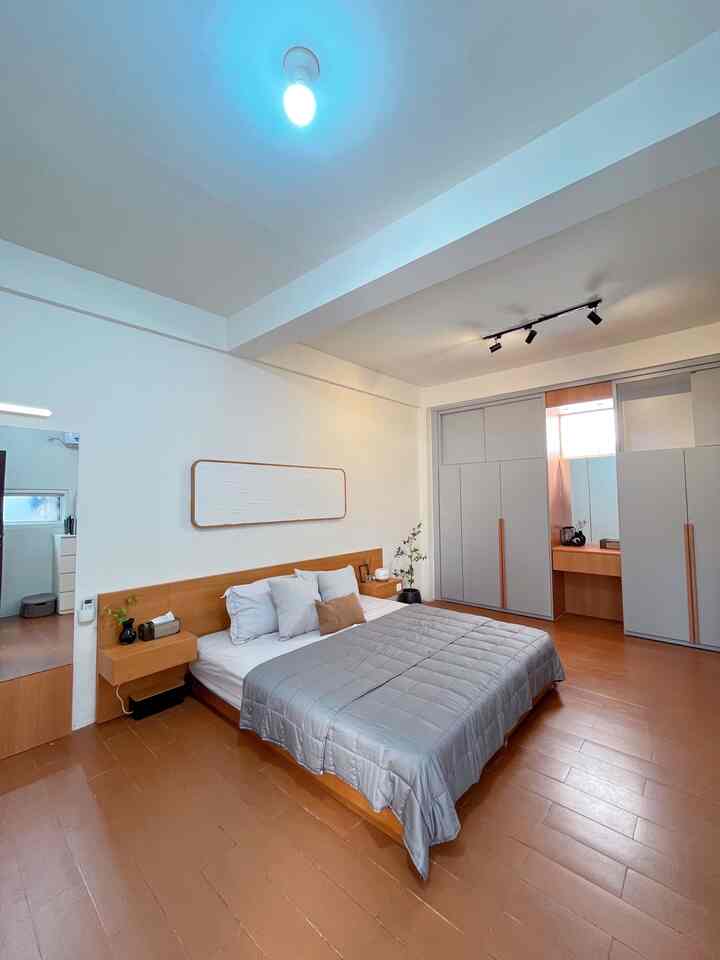 Kamar utama ini punya ukuran 4.5x5.5, tidak begitu luas, tapi udah cukup banget buat kami. 

Dengan furniture yang simple, dekorasi secukupnya, penchayaan yang tidal berlebihan bikin suasana di kamar terasa lebih nyaman dan hangat. 

#BedroomStyling
#InspirasiKamar
#KamarTidurNyaman 
#KamarUtama 
#SimpleBedRoom