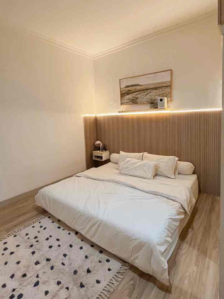 Untuk membuat kamar nyaman, menurutku, sprei yang halus dan nyaman jadi pilihan terbaik. Karena kalo kasur nyaman pasti tidur lebih nyenyak. Sprei bahan tencel atau yg mengandung tencel pasti paling nyaman. Aku suka banget deh sama sprei Nattjasmin dari #IKEA ini yang halus dan harganya masih affordable. Yang kedua lighting. Instead of lampu besar, LED strip warm white lebih cocok karena jadi naikin mood di kamar. Gimana menurut kalian? ❤️ #WPC #CatJotunChi #BedroomStyling #InspirasiKamar #KamarTidurNyaman