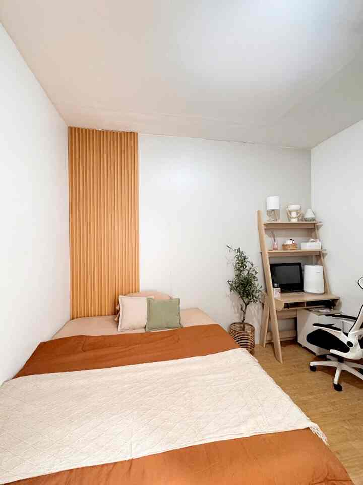 Rumah developer ini awalnya hanya satu kamar, lalu kami renovasi bagian belakang dan menambah satu kamar
Kamar ini ukurannya cukup luas jadi leluasa untuk menyimpan furniture di kamar, agar tidak polosan kami menambah wallboard kombinasi wpc agar kamar lebih estetik


#BedroomStyling #InspirasiKamar #KamarTidurNyaman #KamarUtama #KamarJapandi #MinimalistRoom #KamarMungil #InspirasiKamarTidur #KamarTidurMinimalis