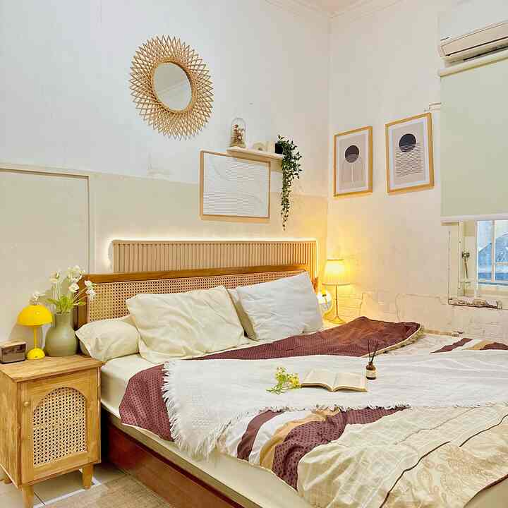 -Kamar tidur kami ini berukuran 3,3m x3 m tidak terlalu besar dan kecil tapi cukup untuk keluarga kami..
-Kami tambahkan lampu tidur dan lampu decorative agar lebih cozy dan nyaman kemudian kami jg custom lemari baju sampai atas plafon agar dapat memaksimalkan tempat dan bukaan menggunakan sliding door sehingga bisa saving place tidak memakan tempat..
-ada beberapa wall decorative untuk mempercantik ruangan dan kaca bulat agar menciptakan ruangan lebih lega
Semoga menginspirasi teman- teman semua 🥰
#throwblanket #cerminkacadindingrotan #spreibahankatun #bedroomstyling #InspirasiKamar #KamarTidurNyaman
