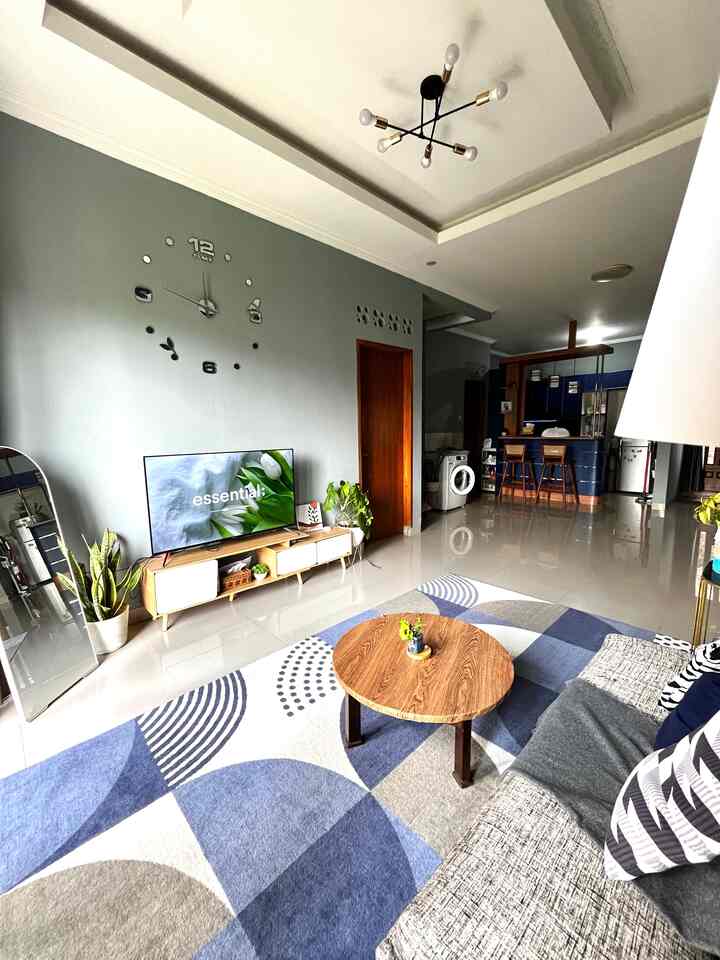 Desain mini bar ini kami terapkan karena kami suka desain ala japandy style, selain itu ukuran dapurnya yang hanya 2x3 meter. Warna navy dan kayu menjadi ciri khas rumah ini.

Keberadaan material kayu membuat ruangan tampak hangat dan menambah daya tarik dapur. Kami juga mengaplikasikan minibar sebagai pemanis sekaligus area dining room juga sekat pemisah antara area dapur dan area TV sehingga ruangan kami berkonsep openspace.

Untuk percantik mini bar, kami menambahkan lampu gantung estetik dan bunga juntai di bagian sisi. Tempat ini menjadi spot favorit bagi keluarga. 

 #DapurOpenSpace
#RumahOpenSpace
#RumahTanpaSekat
#Inspirasirumah
#dapurminibar
#kitchensetjapandi
#dapurminimalis
#minibar
#openspace

