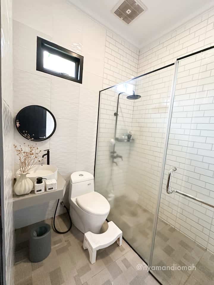 Sengaja memilih warna putih pada keramik full dinding kamar mandi, agar menciptakan suasana yang clean & minimalis.

Untuk list kaca, jendela, showet set, jet shower dan kran wastafel menggunakan warna hitam untuk memaksimalkan tema yang dipilih yaitu monokrom. Sedangkan lantainya warna abu bertekstur agar tidak mudah kotor & licin. 

Slide 1 adalah kamar mandi area basah & kering secara kesuluruhan, sedangkan slide 2 adalah foto saat pemasangan keramik dinding. 

#KeramikKamarMandi #KeramikDinding #WarnaKamarMandi #RenovasiKamarMandi #BathroomMakeOver #InspirasiKamarMandi #monochrometoilet #toiletdesign #nyamandiomah