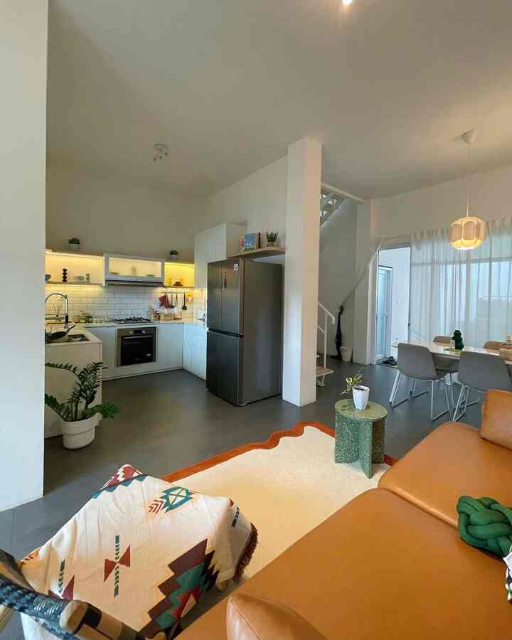 Punya dapur depan yang langsung terhubung dengan ruang tamu dan meja makan ada plus-minusnya sih. Tapi, ini selera aku! Karena aku gamau rumah jadi sumpek, makanya dibuat begini biar lebih praktis. 

Kalau ada tamu bisa langsung disuguhin makan dan minum di lantai 1 ini. Tapi jarang sihhhh, kebanyakan yang datang ya kerabat dekat atau keluarga aja. 💗

#DapurOpenSpace #RumahOpenSpace #DapurTerbuka #RumahTanpaSekat #RumahSeupil #CatRumah #LantaiGranit #HPLKitchenSet #SofaKulit