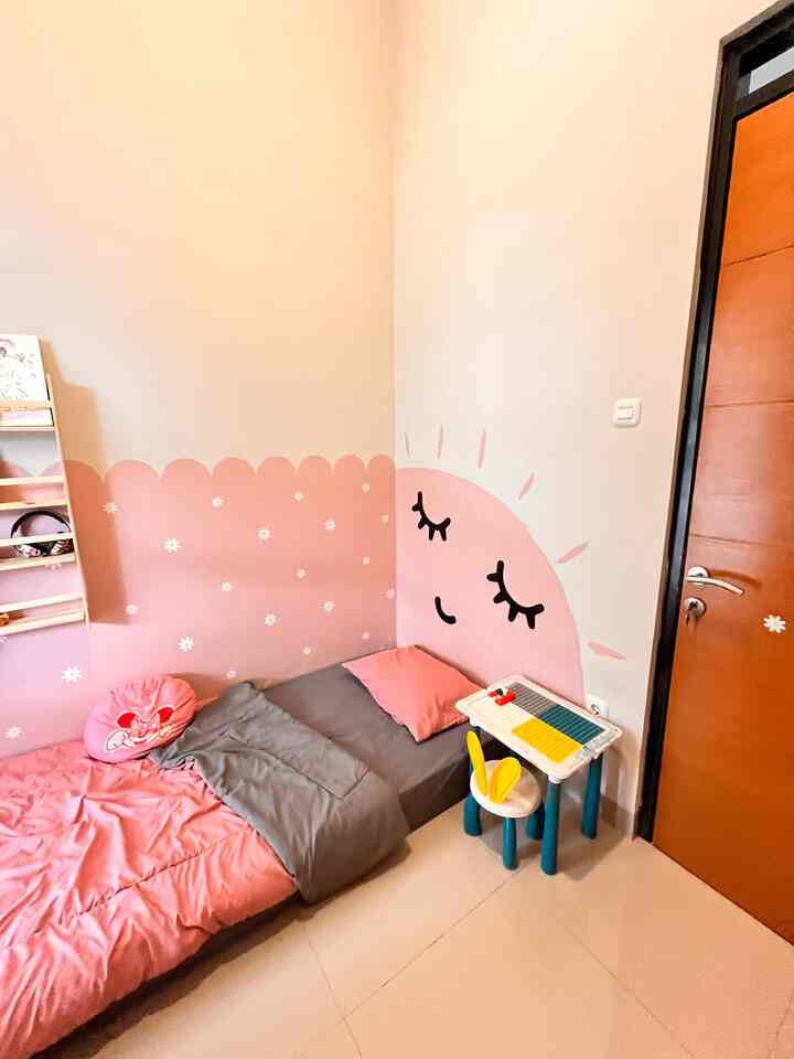 Kamar anak sederhana yang aku dekorasi dan makeover sendiri ini bertujuan untuk ngabuat anakku nyaman main disini. Pake sprei yg polos dan lembut utk anak biar dia nyaman. Sentuhan warna soft pink yg digemari anak perempuan jg bikin dia myaman. Book corner dan meja kecil menambang kenyamanan kamar anakku ini 😍

#kamaranak #sprei #bedcover #mejakecil #rakbuku #catdinding #dekorasidinding #tempattidurlantai #granit #buku
#BedroomStyling
#InspirasiKamar
#KamarTidurNyaman
