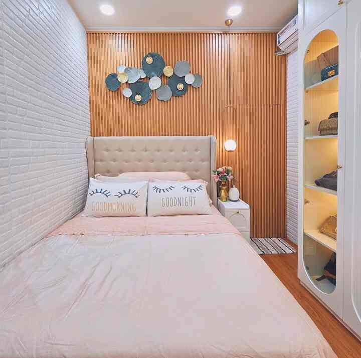 ‼️ Tips & Inspirasi Hasil Renovasi Kamar Tidur Mungil

Ukuran kamar mandi tidur utama dirumah casadeharsa ini hanya 2,7 m x 3 m yang spacenya masih harus disisain untuk 2 pintu, yaitu untuk pintu kamar ini dan pintu kamar mandi. 

Supaya kamar tidur utama mungil ini tetap nyaman dan estetik, saat renovasi kami sangat memikirkan desain kamar ini dengan matang agar dapat memaksimalkan space ruang yg sangat terbatas.

Berikut renovasi beserta tips dari desain kamar tidur utama di rumah casadeharsa:
1. Menggunakan custom kabinet sampai ke atas plafon agar kamar terlihat luas dan memiliki tempat penyimpanan yang maksimal.
2. Menggunakan custom furniture yang desainnya sama antara nakas dan kabinet lemari agar kamar lebih estetik.
3. Mengaplikasikan pintu kamuflase untuk pintu kamar mandi sehingga kamar terkesan lebih luas dan estetik.
4. Memilih warna putih untuk dinding dan juga furniture agar kamar terkesan luas.
5. Memilih warna yang sama untuk pintu kamar dan juga pintu kamuflase kamar mandi.
6. Menggunakan vinly untuk memberikan kesan hangat, nyaman, dan elegan.

#keramikdinding #lampugantung #vinil #vas #seprai #bedroomstyling #inspirasikamar #kamartidurnyaman