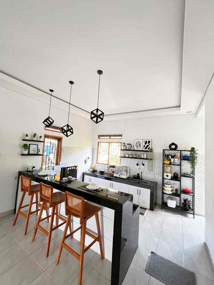 Ruang makan yang bersatu dengan dapur tanpa ada skat adalah pilihan yang tempat untuk yanh mempunyai lahan terbatas seperti Bumi Gerrd. Asiknya kalo lagi masak anak dan suami suka pada nunggu di meja makan sambil ngajak ngobrol atau becanda. Dengan menambahkan jendela di dapur juga membuat ruangan ini lebih terang dan tak perlu memakai lampu ketika siang hari. 

#bumigerrd #MejaBarBeton #DapurMinimalis #LampuIndustrial #KursiBarJati #InspirasiDapurMungil #DapurCompact #CompactKitchen #DapurOpenSpace #DapurMonochrome