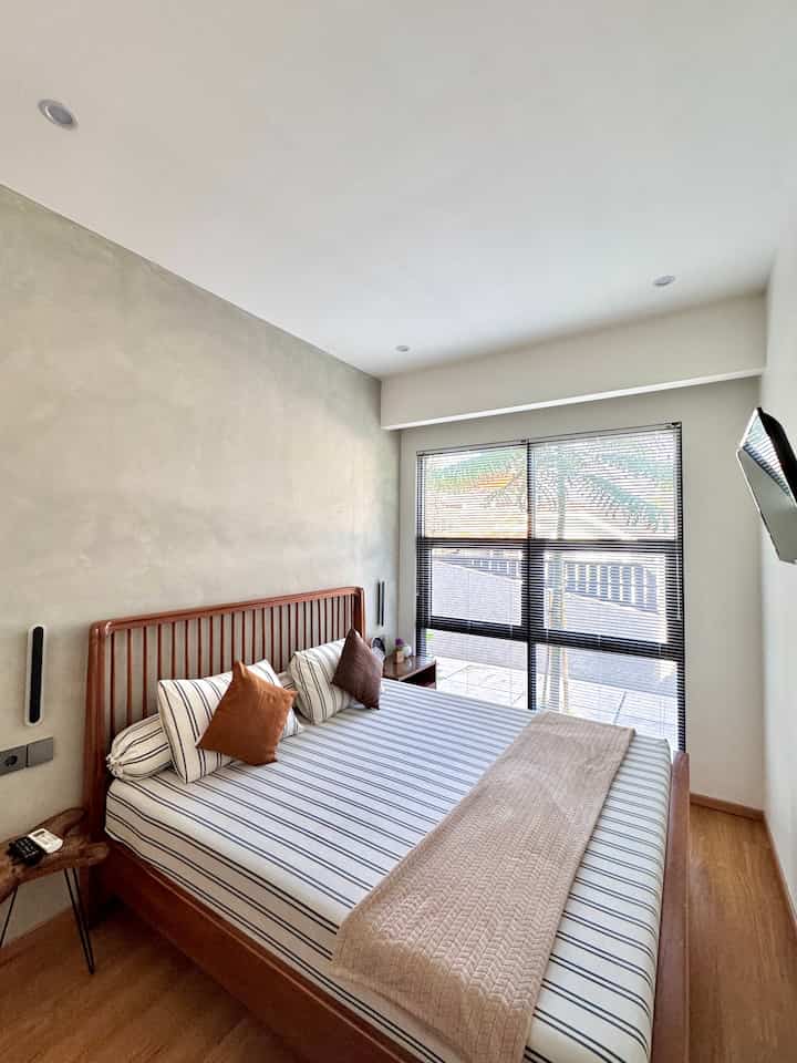 Kami dekorasi dan furniture di kamar tidur dominan nuansa cokelat karena ingin menciptakan suasana yang hangat dan menenangkan. Pilihan warna lembut dan material netral membuat saya merasa lebih relaks setelah seharian beraktivitas. 

Kunci kenyamanan di kamar kami adalah kasur empuk dan bantal yang mendukung, ditambah sentuhan personal seperti tanaman dan wewangian dari rees diffuser. Semua elemen ini membuat kamar ini menjadi tempat yang sempurna untuk beristirahat dan mengisi kembali energi! ✨

#KasurBusa #CatRumah #CatDekoratif #BedroomStyling #InspirasiKamar #KamarTidurNyaman 