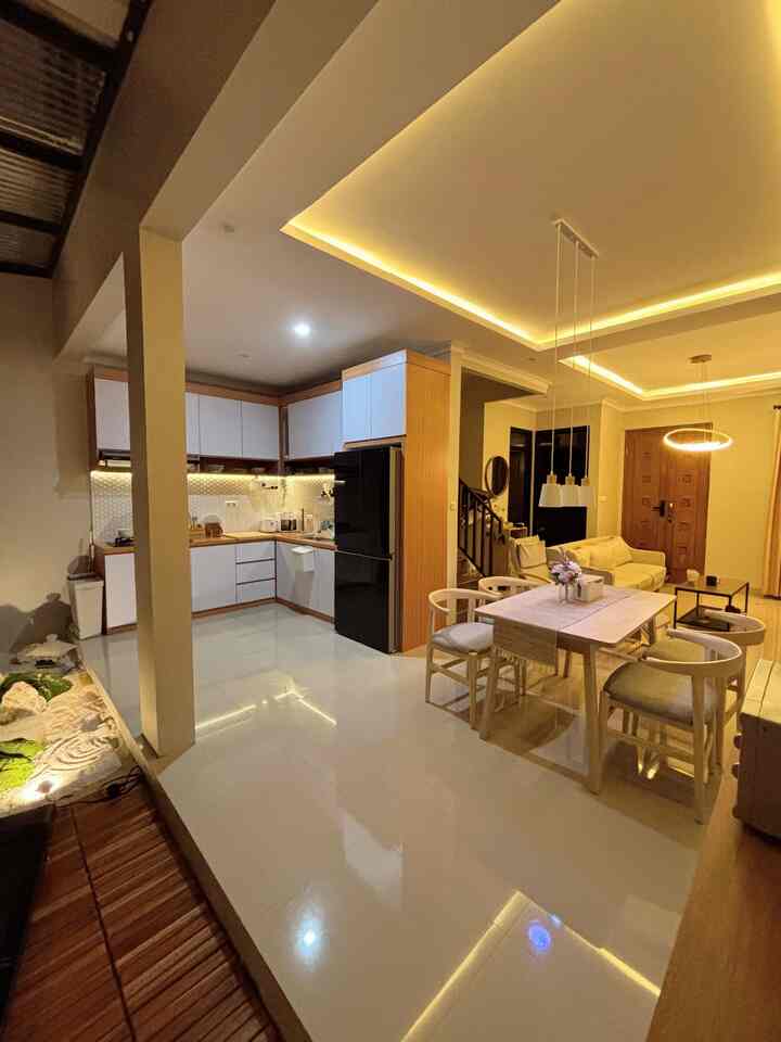 Paling suka sama kitchen & dining casazenna saat malam hari. Pencahayaan yang low light bikin vibesnya jadi nyaman 🤍✨

Karena area kitchen, dining, & living room di rumahku ini open space / tanpa sekat bikin rumahku kecilku kelihatan jadi lebih luas 🏠✨

#DiningTable #DiningArea #Kitchen #KitchenSet #KitchenSetMinimalis #Japandi #JapandiInterior #DapurJapandi #GraniteTile #LEDStripe #DapurOpenSpace #RumahOpenSpace #RumahTanpaSekat