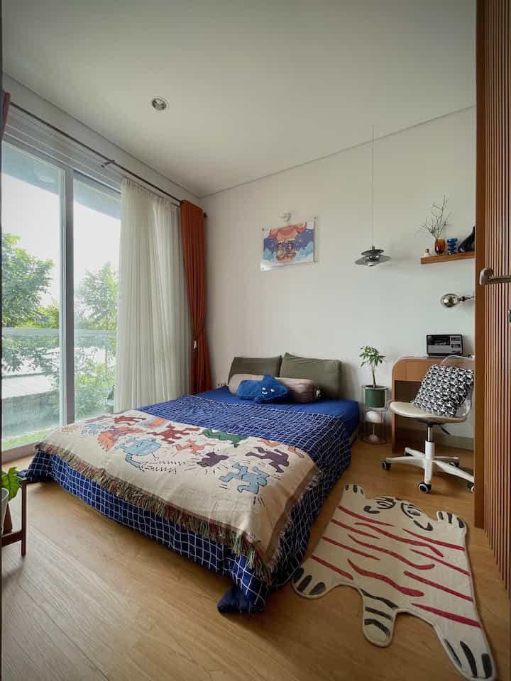 Buat Kamar Utamamu lebih Nyaman!🌜🌥️ 🛌
.
Master bedroom berukuran compact (2,8 x 3,5m) minimalis tapi fungsi tetap maksimal.
☁️Kasur Backsense therapedic(160x200cm).
Investasi jangka panjang utk kualitas tidur & kesehatan tubuh. Kasur ini support sekali utk tulang belakang dgn feel firm yg bisa mengurangi backpain & jaga bentuk tulang.
🪵Spc Lantai. Looksnya warm, anti air & jamur lebih nyaman utk waktu istirahat / aktivitas dikamar.
🗄️Interior Lemari + Meja L dgn laci utk kerja sekaligus berias. Kami pilih warna ini yg tdk terlalu cerah / gelap agar lebih relax saat tidur.
💡Lighting. Lampu-lampu ambience lebih sering digunakan untk menciptakan mood ruangan, namun tetap relax.
🪟Gorden & vitrace. Kami memakai jasa vendor utk set gorden. Karena viewnya bisa full terbuka ketika siang saat butuh banyak cahaya & full tertutup saat tidur. Pemilihan warna terracota yg vibrant namun tetap hangat di mata.
.
Semoga bermanfaat ya🤗
#BedroomStyling #InspirasiKamar #KamarTidurNyaman #SpcLantai #SpcMotifKayu #KasurOrthopedi #KasurBacksense #LightingKamar #InteriorKamar 