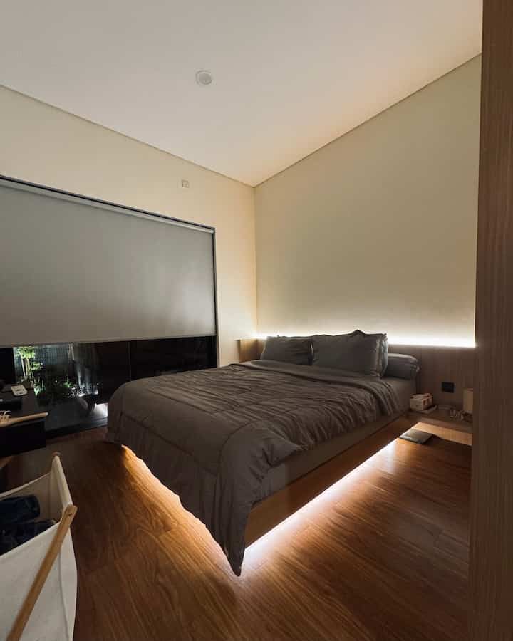 Yang terpikirkan waktu denger ‘kamar tidur’? Kita pengen kesan hangat! Waktu renov pun kita pilih warna-warna coklat yg warm. Selain itu kita pindah posisi pintu kamar kita dan kita ganti pintu kacanya jd full di 1 sisi tembok, supaya terbentuk ‘ambience’ dari lampu taman luar juga. Tinggal tambah lampu-lampu detail bawah kasur, belakang dipan, atau bahkan kita suka cuma nyalain desk lamp kecil buat bikin ambience yg lebih hangat🫶🏻 
#SpreiMinimalist #LaundryBag #BedroomStyling #InspirasiKamar #KamarTidurNyaman #KamarTidurMinimalis #LampuKamar