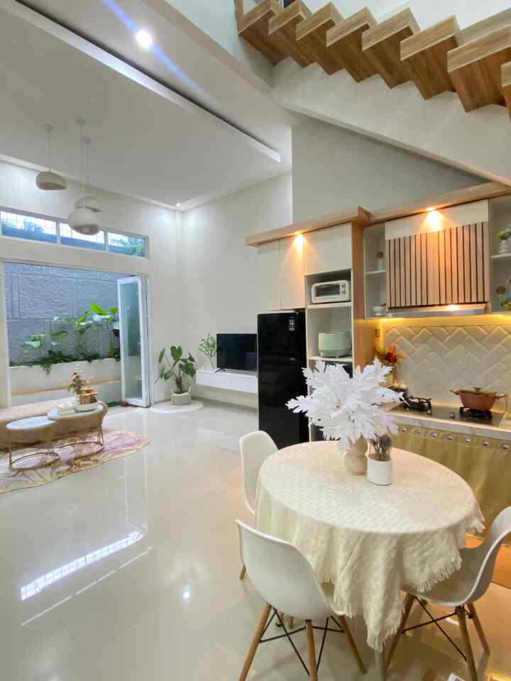 Open space vibes! ✨
Yessss dining-Kitchen menyatu jadi satu dalam satu ruang bikin rumah makin lega luas dan nyaman. Aku bisa memasak sambil ngobrol sama suami atau bisa memantau anak nonton tv sambil masak diruang ini 
Meski berada di bawah tangga tapi tetap fungsional
Gimana Menurutmu tetangga online, open space ini oke ga sih??? ☺️

#KitchenSet #DapurOpenSpace #RumahOpenSpace #RumahTanpaSekat #KithenSetMinimalis #WarnaCatRumah 
