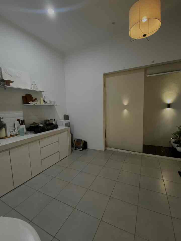 Compact Kitchen Ideas ✨

Di dapur kami terdapat akses langsung ke innercourt supaya sirkulasi udara di dapur tetap bagus karena kami memang tidak memakai cookerhood. Rencananya untuk meja makan nantinya akan kami buat kitchen island untuk memaksimalkan fungsional ruangan dan agar bisa menambah storage di dapur.

#warnacatdapur #lantaidapur #rollerblindoutdoor #lampudining #inspirasidapurmungil #dapurcompact #compactkitchen