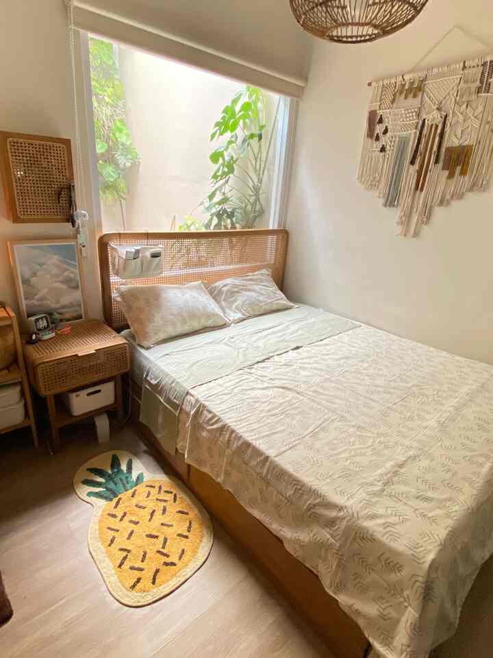 cara membuat bedroom menjadi nyaman
untuk beristirahat versi aku menggunakan SPC untuk lantai jadi lantai ga dingin, penggunaan drawer biar kamar ga penuh dan pakai seprei yg adem👍 jangan lupa nyalain ac biar makin nyenyak🥰

#BedroomStyling #InspirasiKamar #KamarTidurNyaman #kamartidurminimalis #rotan #kylehome #rumahdeveloper

