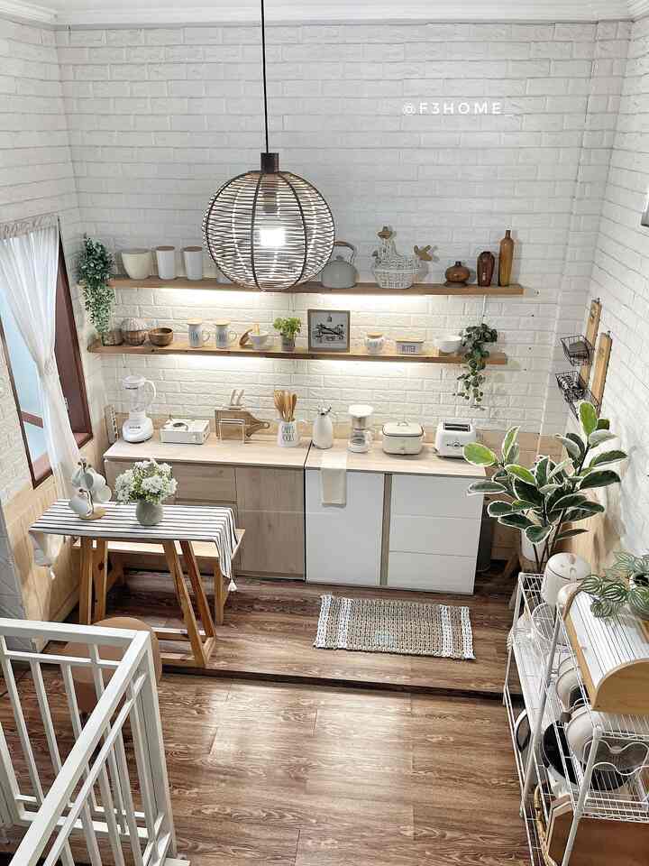 Dapur dan ruang makan jadi satu.
Konsep open space bikin rumah kecil terasa luas dan lega.
Cukup tambahkan pencahayaan alami dan sentuhan dekorasi minimalis, ruangan jadi lebih estetik dan fungsional.


#kitchenset #kitchensetminimalis #plavonpvc #warnacatrumah #wallpaperdinding #wallpaperestetik #wallfoam #Cat #dapuropenspace #rumahtanpasekat 